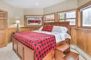 1 dormitorio con 1 cama con manta roja a cuadros en Cabin on Lake Superior about 11 Mi to Bayfield!, en Washburn