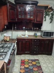 a kitchen with a stove and a counter with cookies on the floor at شقق فاخرة للايجار مفروش مصر الجديدة مساكن الشيراتون in Cairo