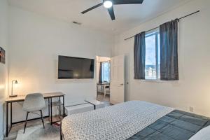 Dormitorio con cama, escritorio y TV en Stylish Klamath Falls Unit Less Than half Mi to OIT!, en Klamath Falls