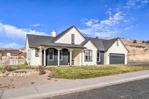 Una casa en una calle con en Stylish Klamath Falls Unit Less Than half Mi to OIT!, en Klamath Falls