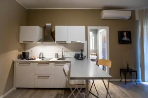 A kitchen or kitchenette at Appartamento Kosta