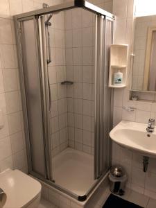Kylpyhuone majoituspaikassa Private 2-Zimmer-Ferienwohnung im historischen Burghotel