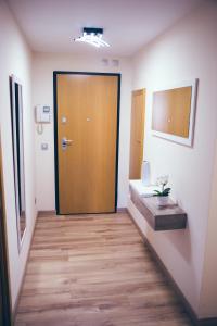 un couloir avec une porte marron et du parquet. dans l'établissement Apartamento Centro Castellón con Parking 2, Castellón de la Plana