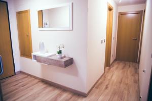La salle de bains est pourvue d'un lavabo et d'un miroir mural. dans l'établissement Apartamento Centro Castellón con Parking 2, Castellón de la Plana