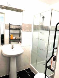 y baño con lavabo y ducha acristalada. en Studio avec terrasse et entrée privative., en Orléans