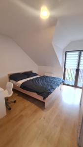 - une chambre avec un lit, un bureau et une fenêtre dans l'établissement Dom pod Wroclawiem23, à Domasław