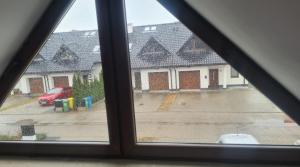 - une vue depuis la fenêtre d'un parking dans l'établissement Dom pod Wroclawiem23, à Domasław