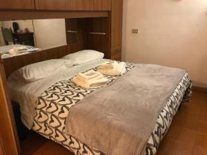 una camera da letto con un letto e due asciugamani di La dolce Frascati Home a Frascati