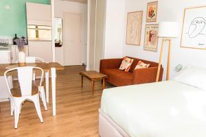 - une chambre et un salon avec un lit et une table dans l'établissement Les Beaux Jours - Calm & Sunny balcony, à Antibes