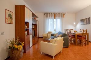 - un salon avec un canapé, des chaises et une table dans l'établissement Casa di Emma - Verona, Lago di Garda, Valpolicella, à Negrar