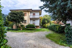 une maison avec une allée en gravier en face de celle-ci dans l'établissement Casa di Emma - Verona, Lago di Garda, Valpolicella, à Negrar