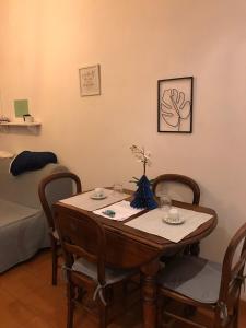 フラスカーティにあるLa dolce Frascati Homeのベッド付きの部屋(テーブル、椅子付)