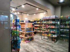 Supermarket nebo jiné obchody v  apartmánu nebo okolí