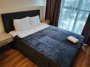 Postel nebo postele na pokoji v ubytování Tsaghkadzor Kechi Apartment 136