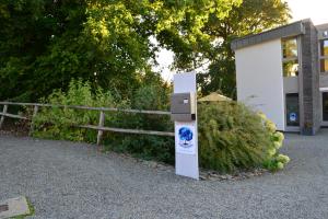 un compteur de stationnement situé en face d'un bâtiment dans l'établissement Bleus Nuit, à Lierneux