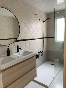 bagno con lavandino e doccia di Apartamento junto a Estación Ave · 3 dormitorios a Granada