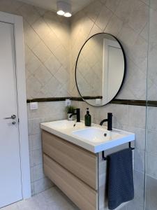 a bathroom with a sink and a mirror at Apartamento junto a Estación Ave · 3 dormitorios in Granada