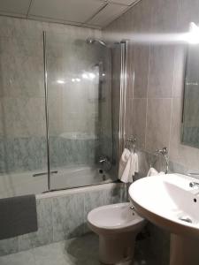 uma casa de banho com um chuveiro, um WC e um lavatório. em LC Escultor Moreto - PARKING GRATIS em Zaragoza