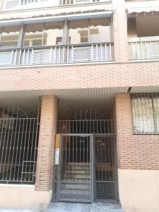 uma entrada para um edifício com um portão de metal em LC Escultor Moreto - PARKING GRATIS em Zaragoza