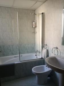 y baño con bañera, aseo y lavamanos. en LC Escultor Moreto - PARKING GRATIS, en Zaragoza