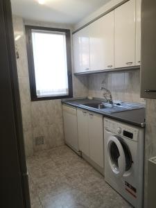 uma cozinha com uma máquina de lavar roupa e um lavatório em LC Escultor Moreto - PARKING GRATIS em Zaragoza