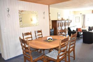 a dining room with a wooden table and chairs at Zentrum Lai (458 Kr) in Lenzerheide