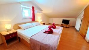 En eller flere senge i et værelse på APARTMENTS KAY