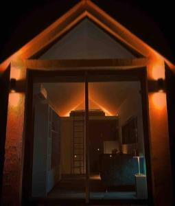 vista su una camera con finestra illuminata di Tiny House Fuego en La Juanita a José Ignacio