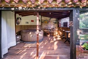 Habitación con bañera de hidromasaje y mesa. en Casa Camino del Dobra, Centro de Cantabria, en Viérnoles