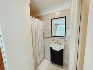 un bagno con lavandino e specchio di Hotel Monet a Mar del Plata Altre 44 foto