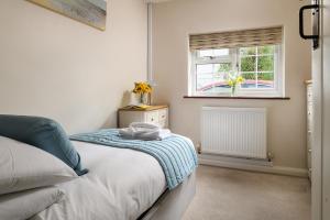een slaapkamer met een bed en een raam bij Tan y Celyn in Llangelynin