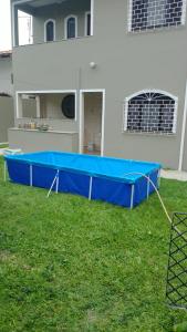 a blue tarp in the yard of a house at Casa de Praia 5 Quartos in Rio das Ostras