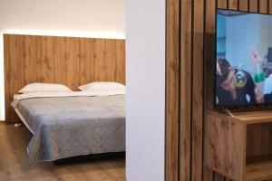 TV a/nebo společenská místnost v ubytování 5KA Family Apartments Waterbeds, Café, Playground & Nature near Ljubljana, 4 min from A2 + 37 fotografií