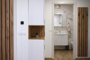 Koupelna v ubytování Apartments 5KA - Modern Comfort 5 minutes from Highway + 37 fotografií