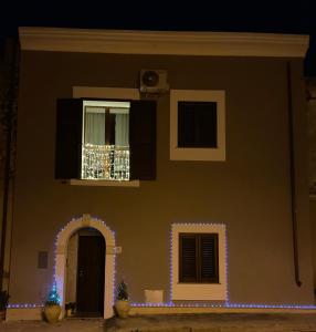 Una casa con luces de Navidad en un lado. en Sa domo de su re, en Torralba
