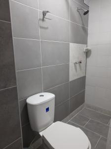 Ένα μπάνιο στο Apartamento# 7 - 2 habitaciones Cali sur