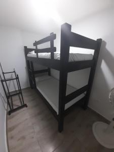 Bunk bed o mga bunk bed sa kuwarto sa Apartamento# 7 - 2 habitaciones Cali sur