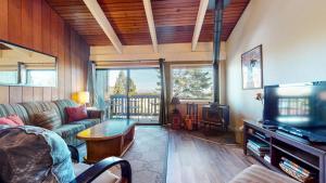 Televisyen dan/atau pusat hiburan di Mammoth Point #106 condo