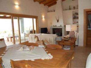 TV a/nebo společenská místnost v ubytování Holiday home in Baja Sardinia 33548