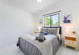um quarto com uma cama grande e uma janela em Fantastic Brand New 3BD Duplex In Miami em Miami