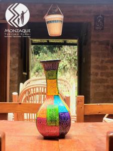 um vaso colorido sentado em cima de uma mesa em Monzaque- paraíso de bachué em El Barrial