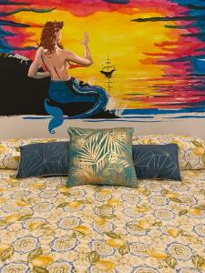 obraz syreny siedzącej na łóżku w obiekcie Partenope Comfort w mieście Napoli