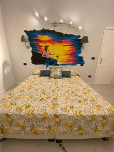 sypialnia z łóżkiem z obrazem na ścianie w obiekcie Partenope Comfort w mieście Napoli