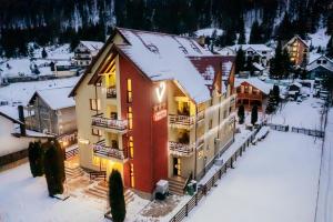 una vista aérea de un hotel en la nieve en Pension Valeria, en Voroneț