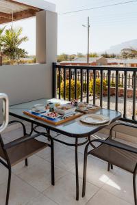 una mesa y sillas en un balcón con vistas en Mountain View Guesthouse en Vanrhynsdorp