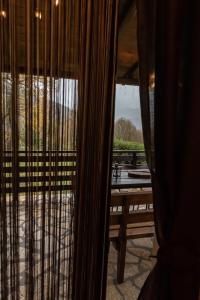Ονειροπαγιδα في كاربنيسي: غرفة مع نافذة مطلة على مقعد