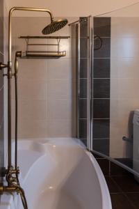 Ονειροπαγιδα في كاربنيسي: حوض استحمام أبيض في حمام مع دش