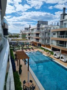 vistas a una piscina en la parte superior de un edificio en Apto design novo no Campeche, en Florianópolis