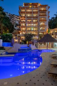 un hotel con piscina frente a un edificio en Marcela Resort & Spa, en Puerto Vallarta