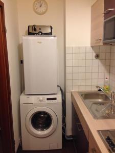 een keuken met een wasmachine en een wastafel bij City Apartment in Nürnberg Am Plärrer in Neurenberg